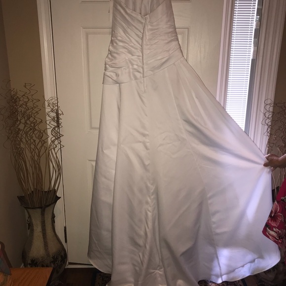 New Wedding Dress and Sash - Picture 2 of 6